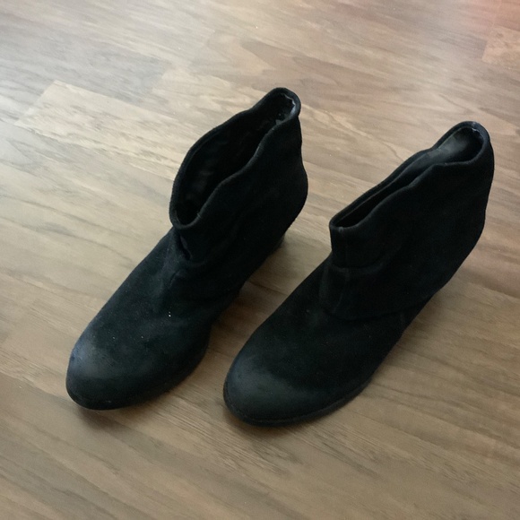 Two Lips suede block heel ankle booties - Picture 3 of 8